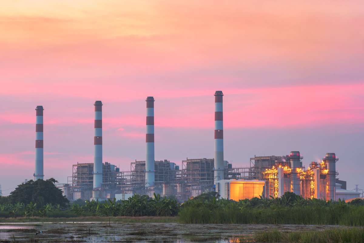 alexjlpfeiffer's tweet photo. A fifth of global power generation assets at risk of being stranded if the world were to meet its climate goals. A new paper out in ERL by @camjhep, @vogt_schilb, @bencaldecott and myself on #strandedassets and #powergeneration! https://t.co/QssWUw7YkK https://t.co/yBWxcbBXoB