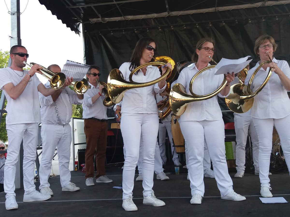 AnneCordier49's tweet photo. Belle rencontre interrégionale d Ensembles musicaux @laFSCF @FSCFPDL. Beaucoup de soleil😎😎😎 ce dimanche et le public au rendez vous à  #Heric. Plus de 100 #Bénévoles mobilisés : #MERCI à tous 👍👍👍👍 https://t.co/ts5UdFj7fi