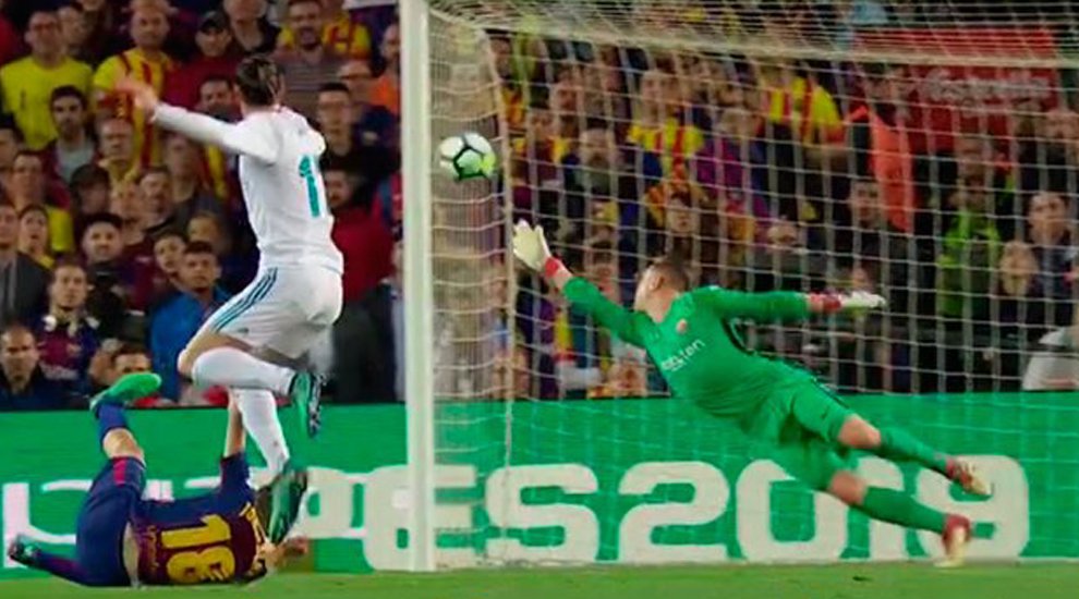 marca's tweet photo. 📹 Maravilloso gol del Madrid: pase de lujo de Asensio y rosca perfecta de Bale https://t.co/6YCJS8RkDU #ElClásico https://t.co/DZLmtY2eQP