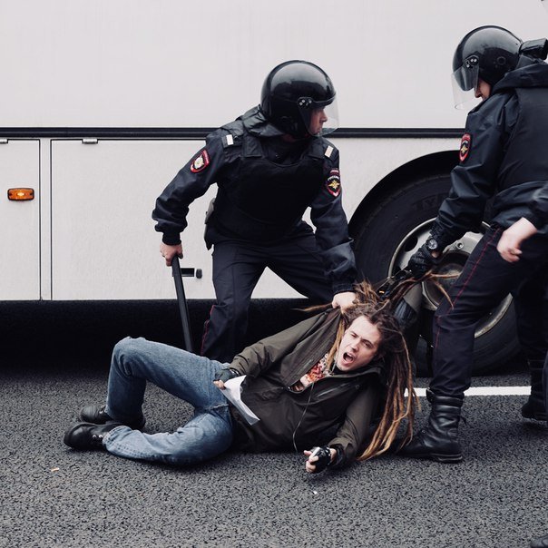 На фото — мой друг Леша Белозеров. Он пытался передать задержанным в автозак лист бумаги с телефонами адвокатов. Теперь 15 суток он проведет за решеткой, а еще ему назначили штраф 170 000 (прописью: сто семьдесят тысяч) рублей paperpaper.ru/papernews/2018…