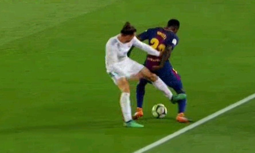 LaTdT's tweet photo. LA FOTO. La duríssima entrada de Bale a la cama d’Umtiti que no ha estat sancionada ni amb targeta. https://t.co/U6ihF7beGo