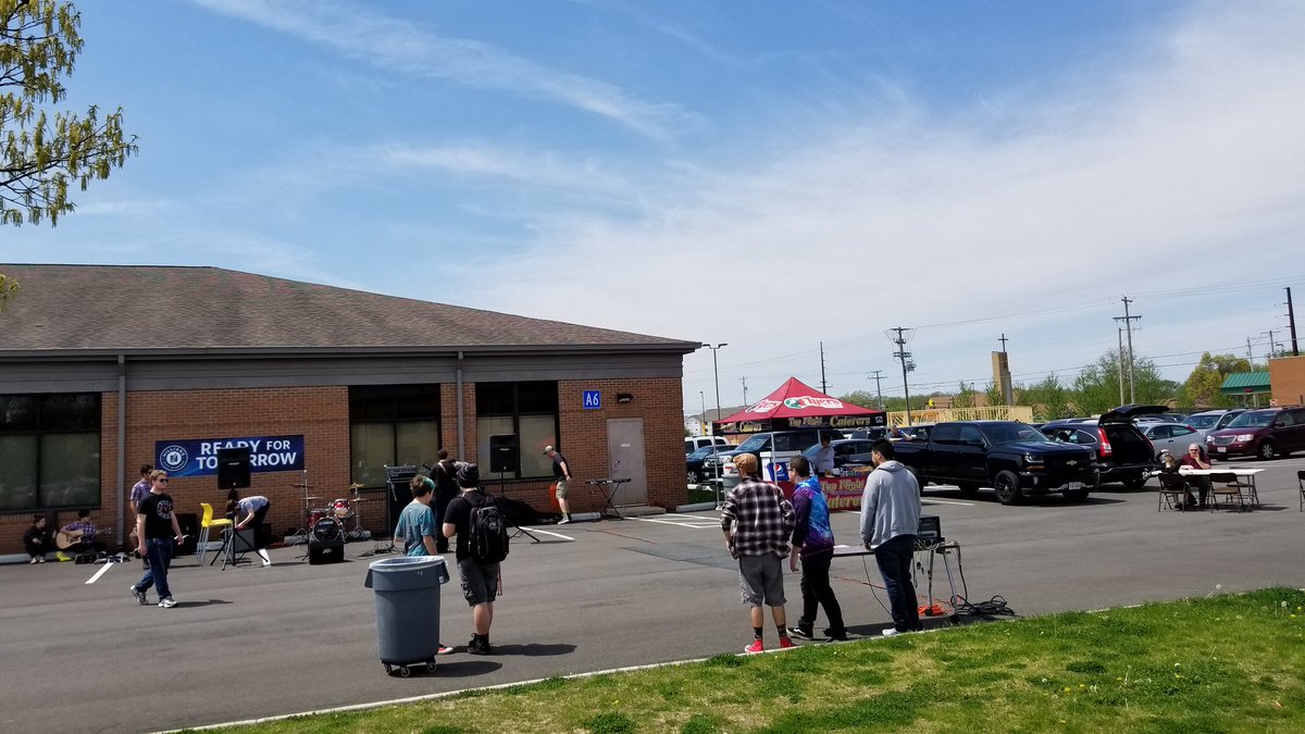 TeamClydesdale1's tweet photo. What an amazing event! Hats off to all the students that helped... presented... performed and showed up for the first ever #ILCFair 
Amazing job @HCSD_ILC staff! Special shout-out to @cristinoriordan for spearheading the event. #authentic #student #work https://t.co/zyuRRmJBEB