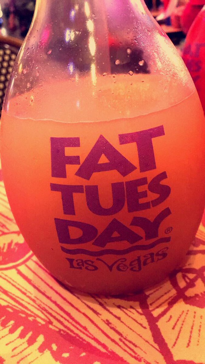 _carlyshannon_'s tweet photo. Vegas you treated us well 🍹❤️ https://t.co/DdsTgp3zhf