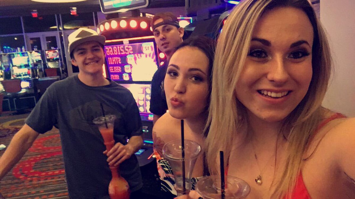 _carlyshannon_'s tweet photo. Vegas you treated us well 🍹❤️ https://t.co/DdsTgp3zhf