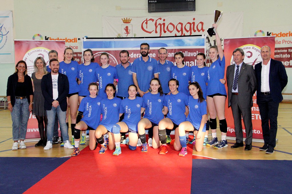 FipavVenezia's tweet photo. La nostra Rappresentativa Under 14 Femminile conquista per l'ottava  volta il Trofeo delle Province - Kinderiadi 2018! E la selezione Under 15 Machile si posiziona 6°!  #FIPAVVenezia @kinderpiusport #Kinderiadi #pallavolo
https://t.co/Lpt5Oecq7Y https://t.co/kzrlAECtDx