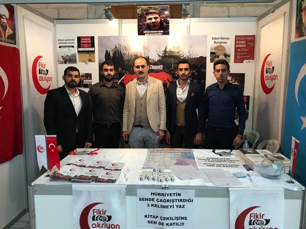 aufevak's tweet photo. Fuarda ikinci günümüzün sonuna geldik. Başta değerli büyüğümüz @MahirDamatlar olmakla birlikte, @derafilmi ekibinden yapımcı senarist @haliskurutlu senarist @tahakurutlu ve oyuncular Mert Karabulut, @SafaTabur @EthmArslan Bey'leri ağırlamaktan şeref duyduk.

#1izgenciz https://t.co/qo9IPfUqzd