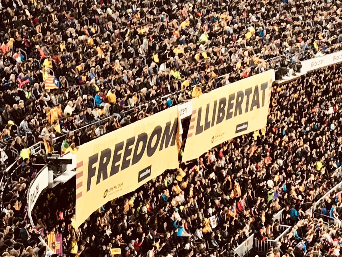 josepalay's tweet photo. Nou Camp this evening. 100.000 Catalans cry freedom for Catalonia, while most of Europe keep silent #FreeCatalanPoliticalPrisoners #CatalanRepublic https://t.co/VtCoEZETCG