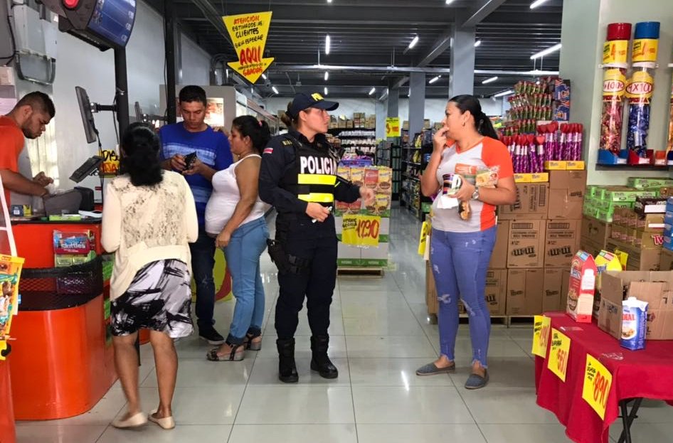 fuerzapublicaCR's tweet photo. Además de aconsejar a dependientes y dueños también lo hacemos con los consumidores, la seguridad es cosa de todos. Cuando haga uso de una tarjeta de débito o crédito verifique la identificación del portador con la cédula. #CuidémonosJuntos #ComercioSeguro #ConsejoFP https://t.co/qZAWIu8WQv