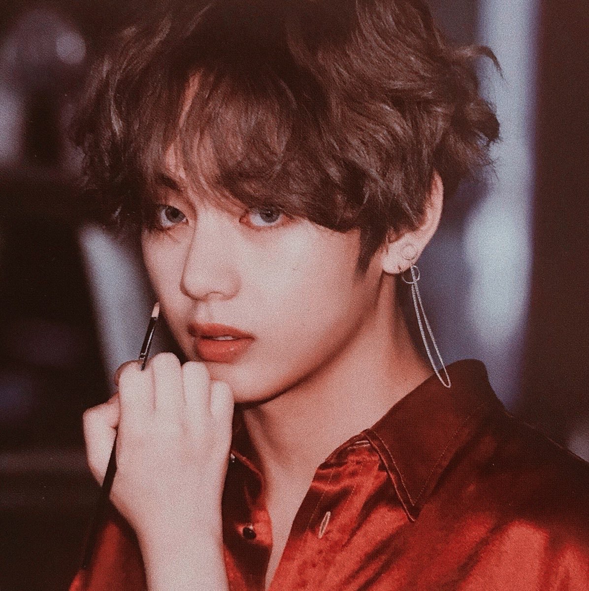 switchguks's tweet photo. taehyung is a burlesque performer working nights at a club; jeongguk is the guy who sits at the bar thrice a week, dry martini in his hand as he anticipates the boy with the cherry lips, bedroom eyes, and velvety voice. https://t.co/6ffKW45r2l