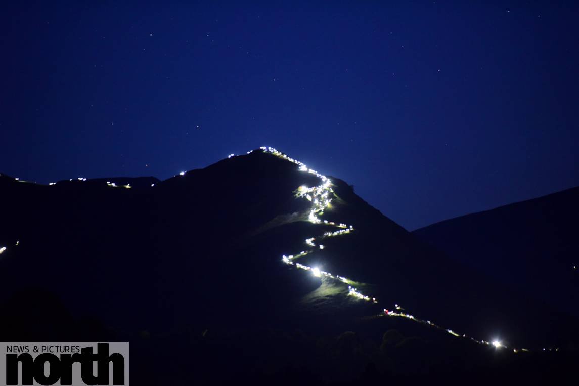PaulKingstonITV's tweet photo. This time last night hundreds of head torches illuminate the ridgeline of Catbells to form a chain of light at twilight #lakelandfestivaloflight. @StormHour @CumbriaWeather @CumbriaCrack @NotJustLakes https://t.co/iKfxWygv4K