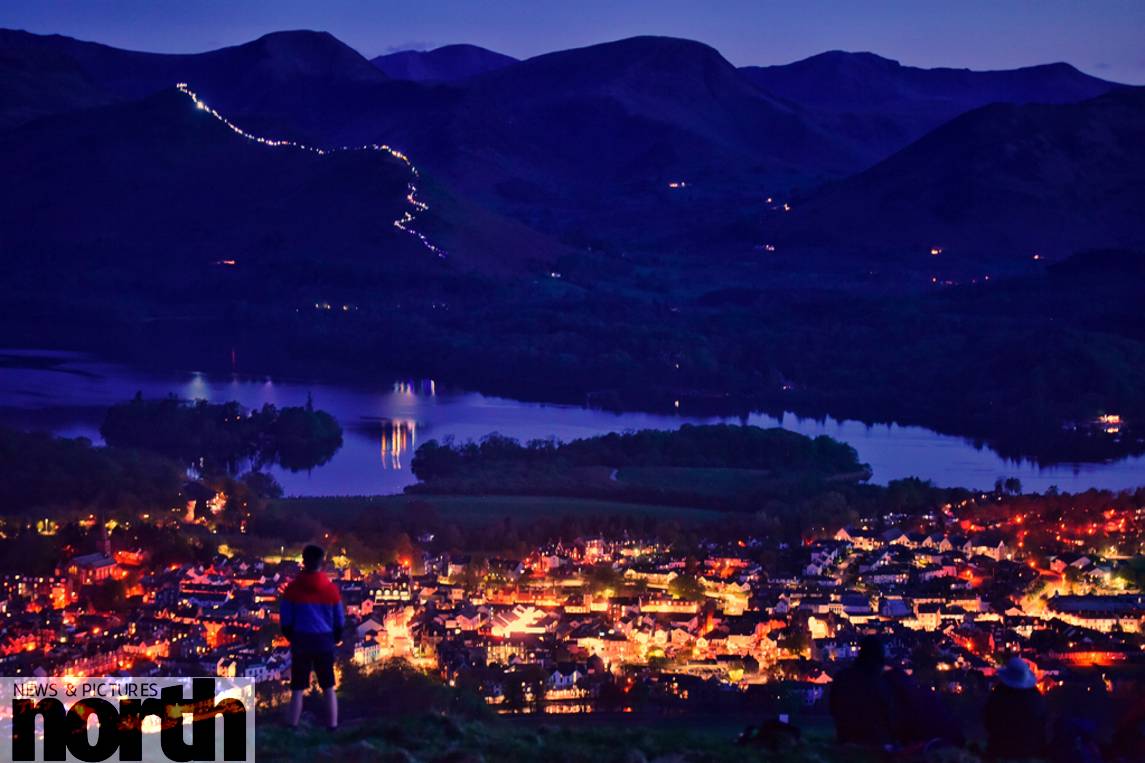 PaulKingstonITV's tweet photo. This time last night hundreds of head torches illuminate the ridgeline of Catbells to form a chain of light at twilight #lakelandfestivaloflight. @StormHour @CumbriaWeather @CumbriaCrack @NotJustLakes https://t.co/iKfxWygv4K