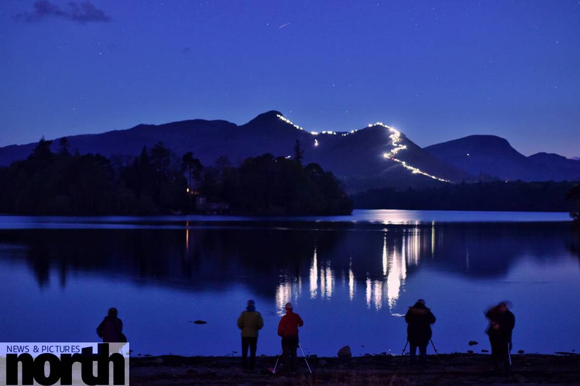 PaulKingstonITV's tweet photo. This time last night hundreds of head torches illuminate the ridgeline of Catbells to form a chain of light at twilight #lakelandfestivaloflight. @StormHour @CumbriaWeather @CumbriaCrack @NotJustLakes https://t.co/iKfxWygv4K