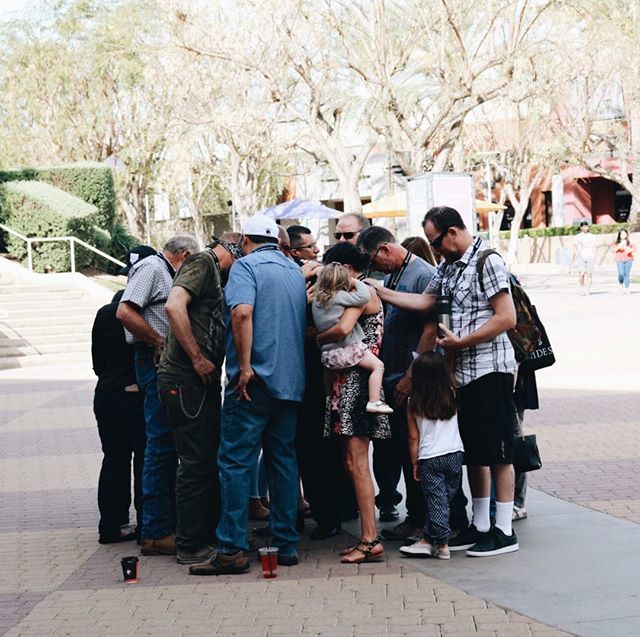 CrossroadsCA's tweet photo. #Instagram: As we study the end times, let’s always be sure to surround ourselves with community! We love Sundays with our Crossroads family! 🙌🏼 #crossroadsca https://t.co/QNOiqkwIqN https://t.co/4uW5OXP12V