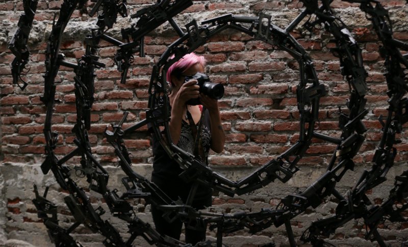 diario24horas's tweet image. Con la palabra “NARCO” encima de una pared, recibe el Museo Política de Drogas que, del 4 al 6 de mayo, reflexionará desde el arte cómo influyen las políticas de narcóticos bit.ly/2HXTZi5