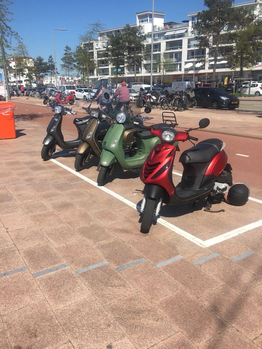 De dag aan het strand werken is weer voorbij gevlogen. Veel mensen genoten van het mooie strand op <a href="/nesselandebeach/">Nesselande Beach</a> de vakken die dit seizoen gemaakt zijn speciaal voor fietsers,brommers en motors worden goed gebruikt. Zo blijf de boulevard gezellig loopbaar voor iedereen.