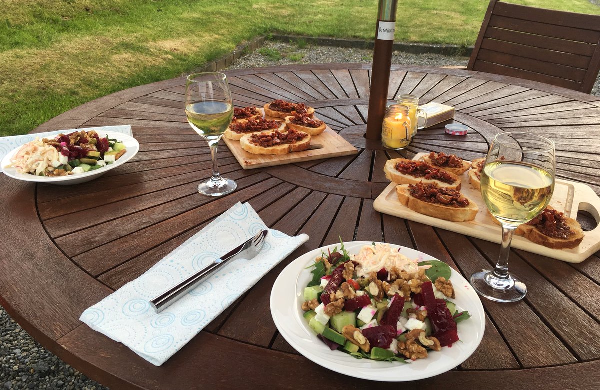 Alison542016's tweet photo. Nothing quite like #diningoutdoors with an open fire #SummerIsHere #Summerevenings @MayoManFran ☀️ https://t.co/fgt59iUdfH