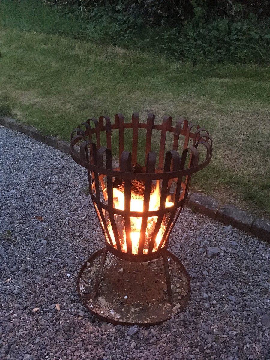 Alison542016's tweet photo. Nothing quite like #diningoutdoors with an open fire #SummerIsHere #Summerevenings @MayoManFran ☀️ https://t.co/fgt59iUdfH