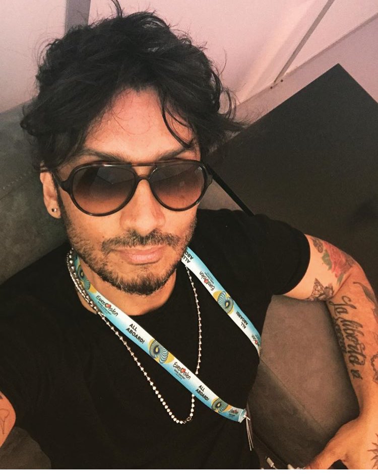 emma97150013's tweet photo. Fabri però nn ti lamentare se poi ti rapiscono 😍(noi veniamo cmq a prenderti tranquillo anche se sembra che tu lo faccia apposta) #metamoro #metamoroaliabona @FabrizioMoroOff #ermalmeta #ESC208 https://t.co/eM5NsMzHJr