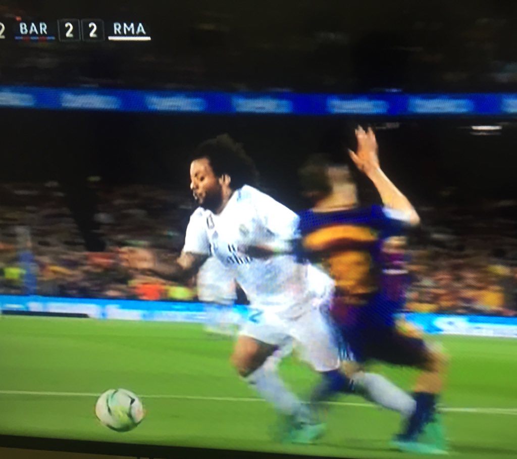 GolazoRonaldo's tweet photo. Summary of #ElClasico.
1. Cristiano Ronaldo is the GOAT.
2. Real Madrid C.F is still the best team in the world.
3. Messi is still being carried by his teammate
4. Barcelona getting help from referee, two penalty against Madrid
5. UEFALONA still exists and it's Barça best player. https://t.co/uDpkVANcDM