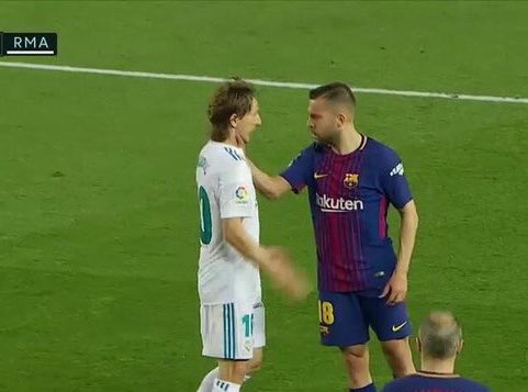 Colmenero's tweet photo. Debería haber sido tarjeta roja para el cuello de Modric por rodear la mano de Jordi Alba y otra roja a la espinilla de Marcelo por dar un espinillazo al pie de Jordi Alba. VERGÜENZA DE ROBO.  @FCBarcelona_es https://t.co/yTFQeFCUsh