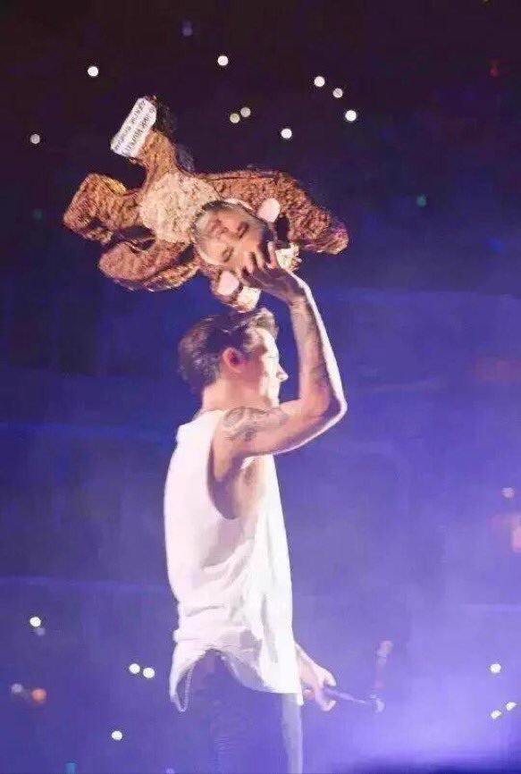 gardenlouist's tweet photo. el día en q louis y liam destrozaron una piñata con la cara de naughty boy, insuperable #1DBBMAs https://t.co/l5So9xOoY4