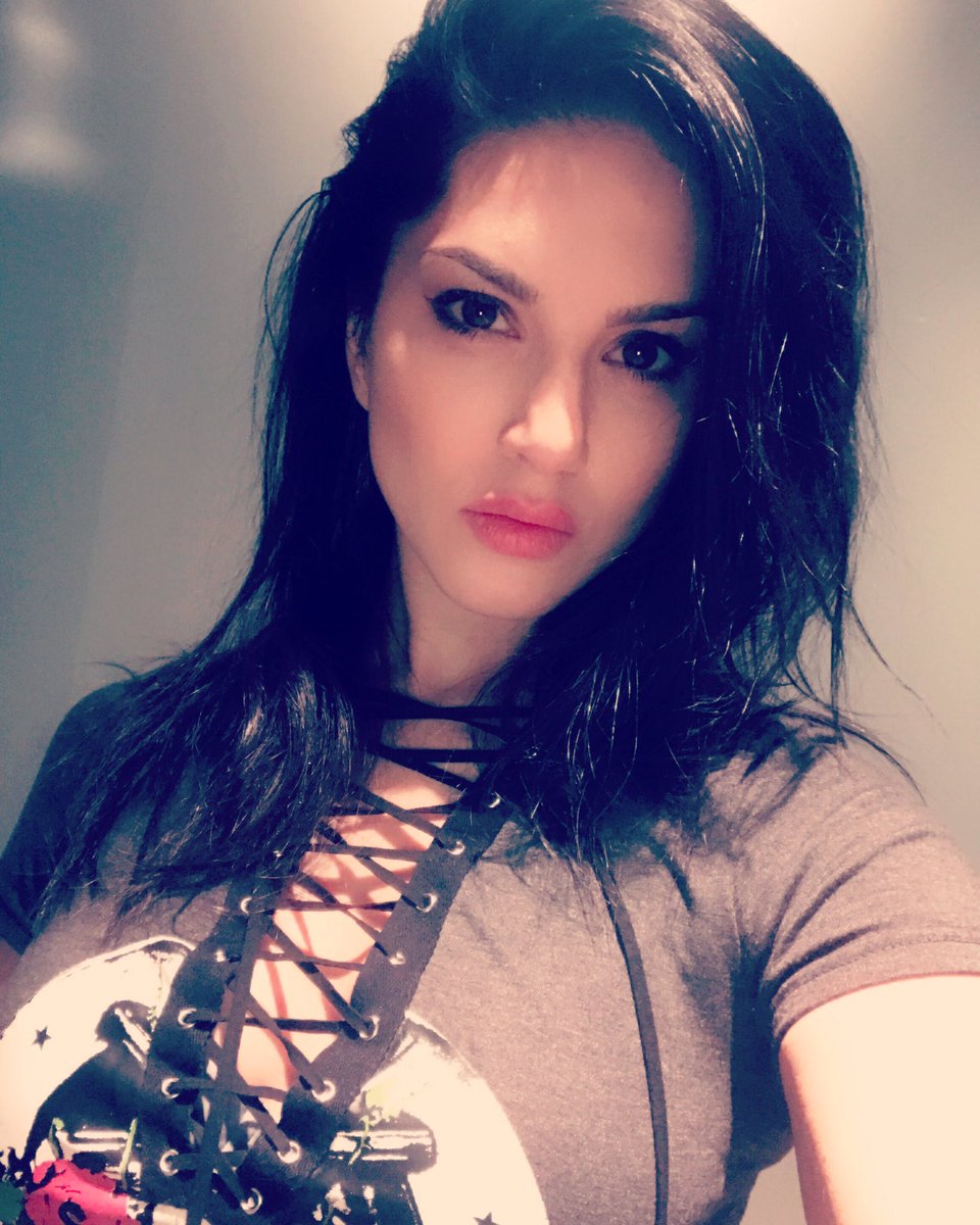 SunnyLeone's tweet photo. Night night. Sweet dreams!! https://t.co/y9fPpRs9iK