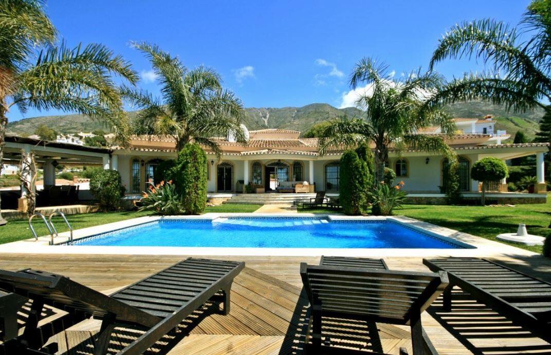 MarbellaInter's tweet photo. Stunning luxury villa for sale in #Valtocado, #Mijas Pueblo, enjoying fabulous views of the Mediterranean sea and the surrounding countryside #luxuryrealestate #costadelsol #intermarbella #villasforsaleinmijas #mijasproperty 
https://t.co/0KRgk3g81Z https://t.co/wm4P5gnS7V