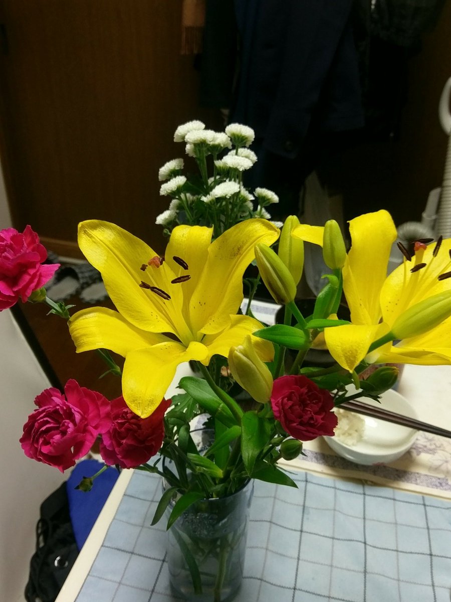 cppwMY3XuIsRKsZ's tweet image. おはようございます。今日から１週間が始まりました。雨で憂鬱です😵ですが、笑顔で感謝でマイペースで頑張ります😃嫁さんに贈った花も綺麗に咲いてきました。５月は母の日ですが、奥様にも感謝の気持ちを忘れずに😉