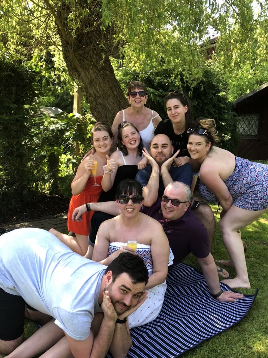 MelTBessent's tweet photo. A sunny bank holiday weekend filled with food, sunbathing, a lot of laughs and a @nyjets party for @LeeBessent’s 30th ☀️🌴🎂 Having the best time with @ClaireParmenter @sidsmiler @ElziElla @MeganBessent @AdamBessent @jemmajj @JakeBessent https://t.co/t2JWACVKiD