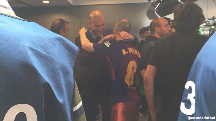 Zidane esperó en el túnel para darle este abrazo a Iniesta. #ElDíaDelFútbol