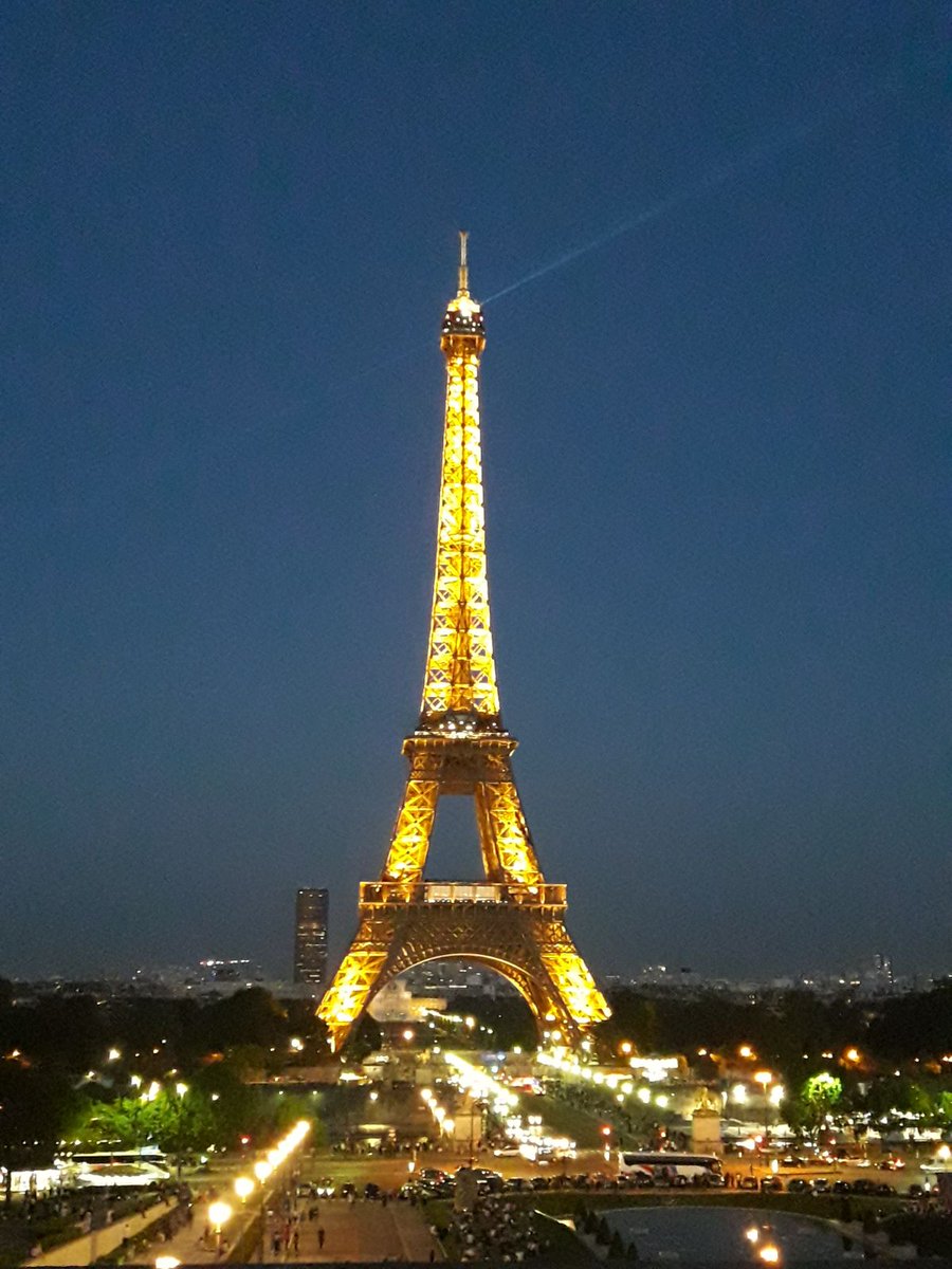 rosamhlopez's tweet photo. Hoy he cenado con estas vistas...por fin!!! 💜#viajes #eselmundo #París https://t.co/8ILvzGQBJZ