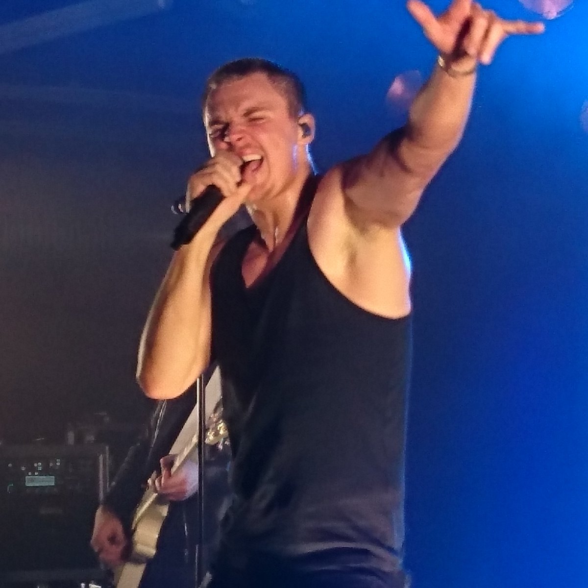 Minsculiini's tweet photo. Viime perjantaina pääsin vihdoin ja viimein Ellu K:n &amp; Päivänsankareiden keikalle Jyväskylän Lutakkoon 😍 Ja mä oon aivan rakastunut näihin jälkiin!! 😘💖 Kiitos @eliaskaskinen!!! Toivottavasti nähdään pian uudestaan!!! https://t.co/uL5BrgbqOi