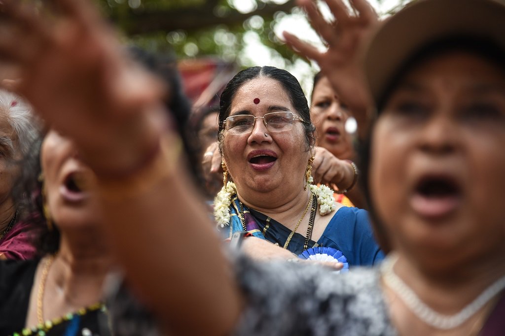 XHNews's tweet photo. Do you know laughter can improve your health? It's true: laughter is best medicine. Indian women celebrate World Laughter Day which falls on first Sunday of May every year https://t.co/B0dFB0QWRV