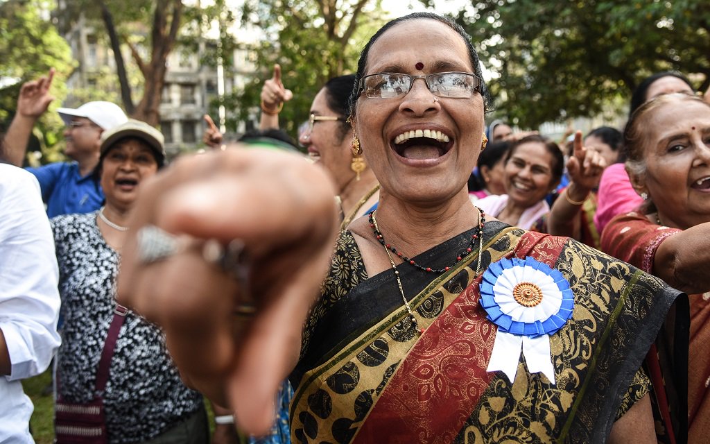 XHNews's tweet photo. Do you know laughter can improve your health? It's true: laughter is best medicine. Indian women celebrate World Laughter Day which falls on first Sunday of May every year https://t.co/B0dFB0QWRV