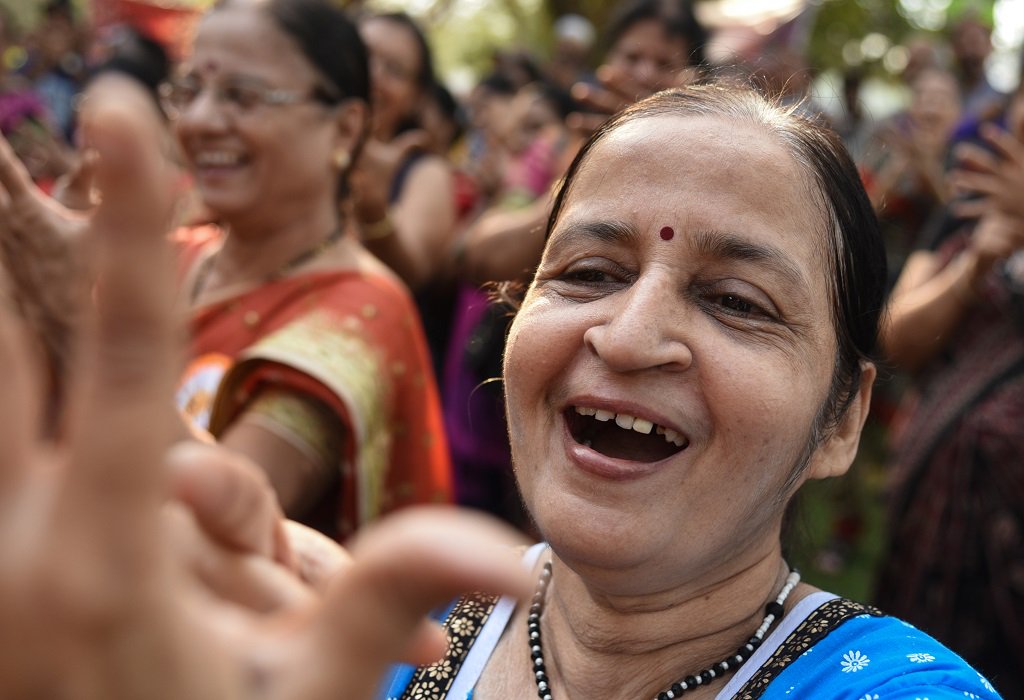 XHNews's tweet photo. Do you know laughter can improve your health? It's true: laughter is best medicine. Indian women celebrate World Laughter Day which falls on first Sunday of May every year https://t.co/B0dFB0QWRV