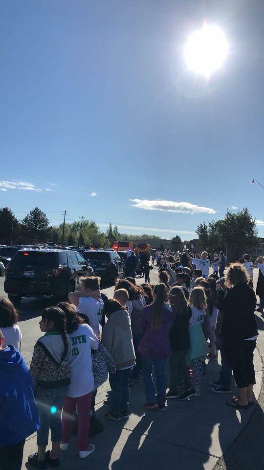 maggieKTVB7's tweet photo. This kindergartener at Wilson Elementary in Caldwell was welcomed back to school as a hero this week, after undergoing a kidney transplant! We’ll take you to Landyn’s emotional &amp; joyful homecoming tonight at 10pm on KTVB. #7sHero @caldwellfire @CaldwellPolice https://t.co/rj4nlPsQnP
