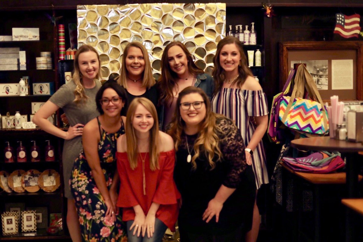 DBUDeltaTheta's tweet photo. We are going to miss our seniors! thank y’all for everything y’all have done for delta! we love you!💓🌟 https://t.co/sYDb9fTzqi