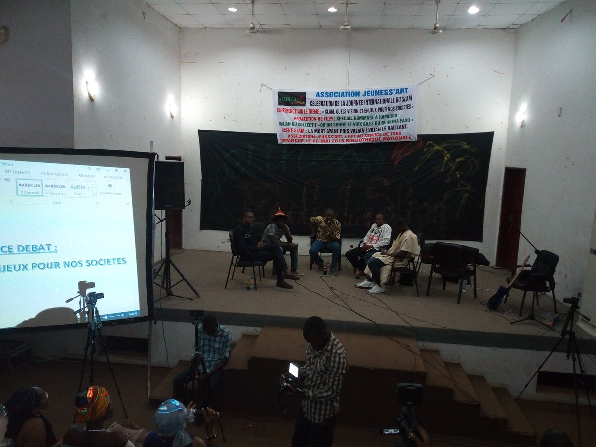 SamerouDiallo's tweet photo. L'association Jeuness'art a célébrer la journée internationale du #Slam a la bibliothèque nationale de Bamako parfaite réussite.
Projection de film pour rend
#Hommage Hamidou #Valian #BurkinaFaso #cinedroitlibre
Conférence débat sur l'enjeu et la vision du Slam dans nos sociétés https://t.co/kKmB7PYcUE