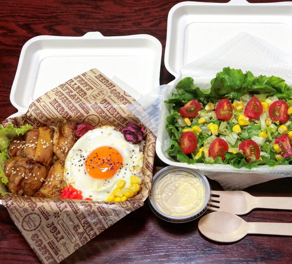 트위터의 Akirago1105 弁当男子 님 今日のお弁当 鶏の照り焼き ガイヤーン タイ料理 ターメリックの風味が効いた漬け込みタレ焼き 目玉焼き 野菜サラダ ドレッシング ボリューム弁当 に見えますが ダイエット弁当なんです ご飯は