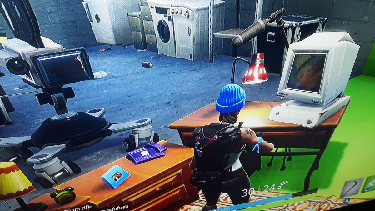 extronxyt's tweet photo. Jugando al fortnite adentro de fortnite (?) 😂 https://t.co/7rKq8hVyJr