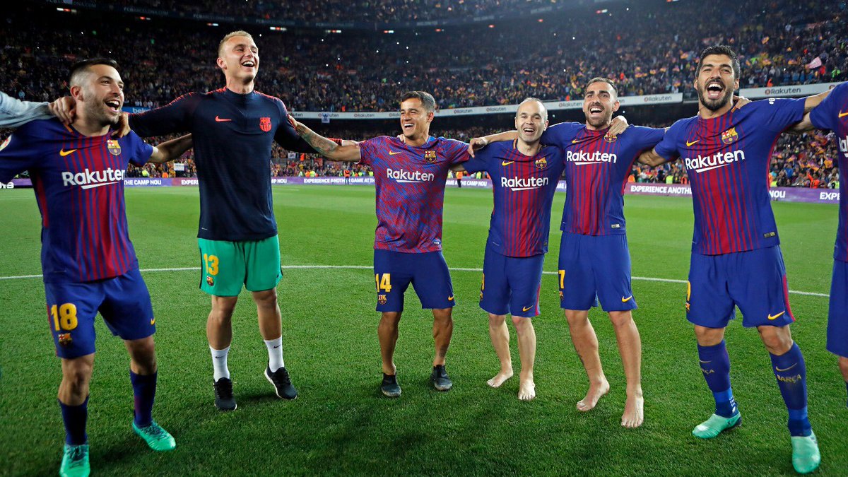 Tough game as all clásicos 💪💪💪 Here’s a picture of tonight’s celebration with OUR PEOPLE that accompanied us during the year and DESERVED this league 👏👏👏👏