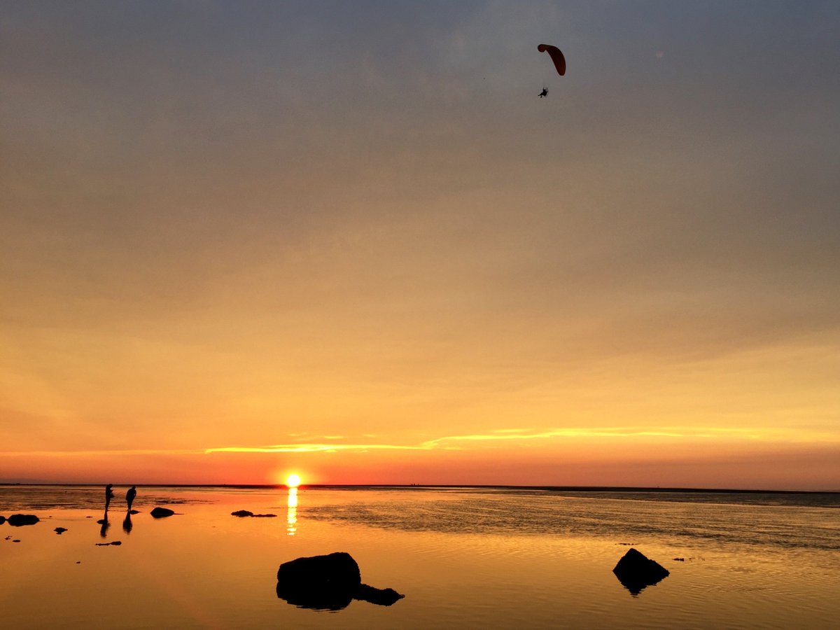 juliemccool's tweet photo. Happy #SundaySunsets everyone! Having trouble with my @FunInFairfax account but hope to rejoin you soon. In the meantime, here are some favorite #travel sunsets from #VisitMA #WhiteSandsNM #NorthernIreland @VikingRiver . @always5star @RoarLoud @TouringTastebud https://t.co/X86S9jLYju
