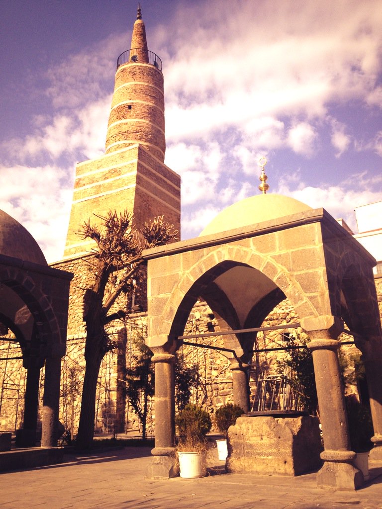 mustafarmagan's tweet photo. Anadolu'daki ilk camilerden biri olan Cizre Ulucamii 
639 yılında, yani Hz. Ömer'in Halifeliği döneminde 
eski bir kiliseden camiye çevrilmiştir. 
Görülmeğe değer bir eser. https://t.co/jrHzNW0qhV
