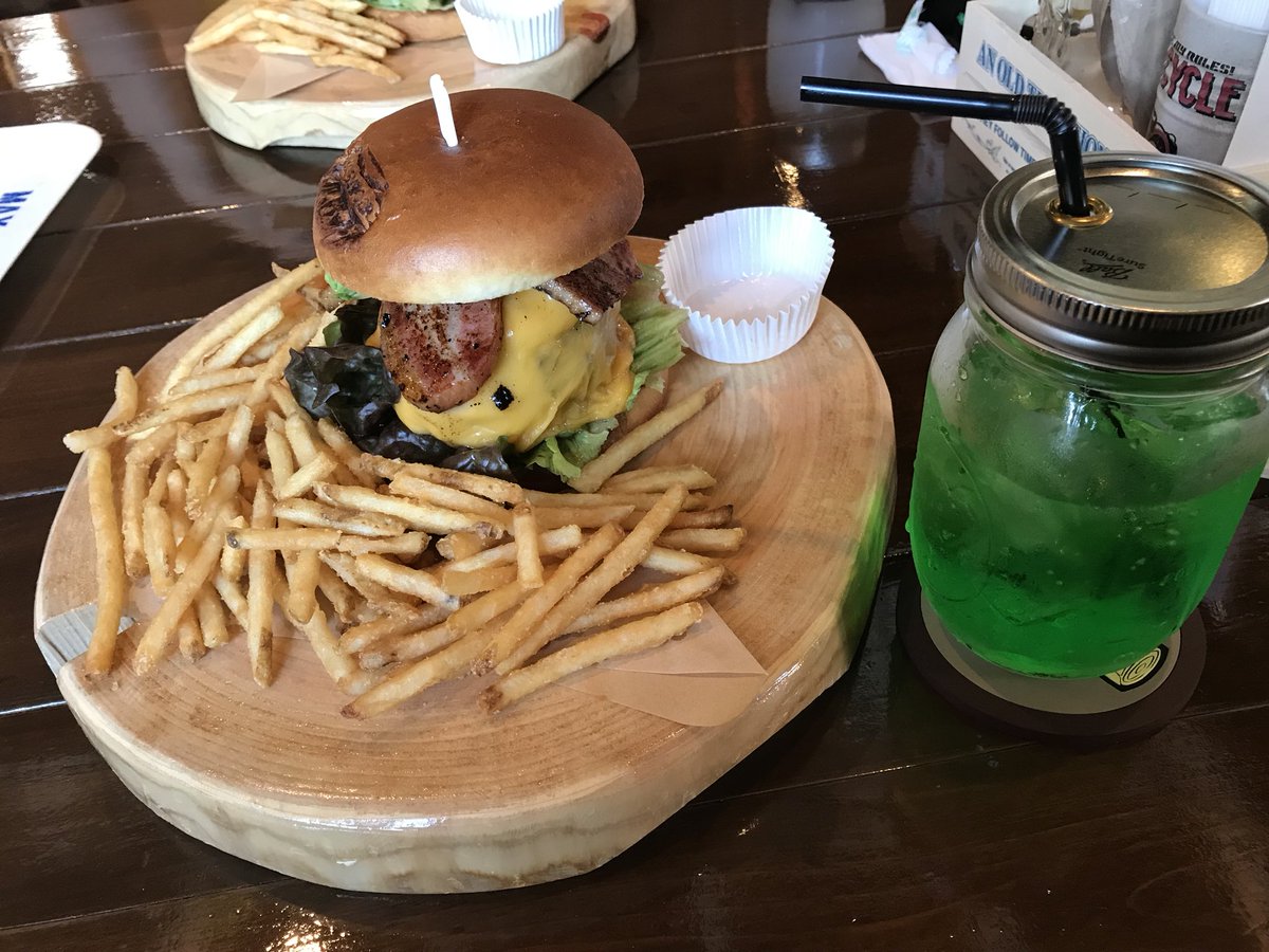 stoxxt's tweet photo. 地元のログバーガー🍔
これ食べたら、モスですらショボく感じる程のクオリティとボリューム！
#ログバーガー https://t.co/YBhSQNfNBc