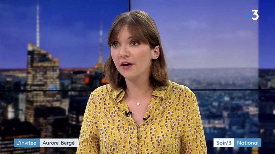 auroreberge's tweet photo. "On parle de la baisse de 5 euros des APL mais pas du gain de pouvoir d'achat de 217 euros avec la fin de la mutuelle étudiante.
On parle de la hausse de la CSG en oubliant de dire qu'elle finance la baisse des cotisations sociales pour les salariés." @Le_Soir3 #Soir3 #1anMacron https://t.co/3dCgtKI8zR