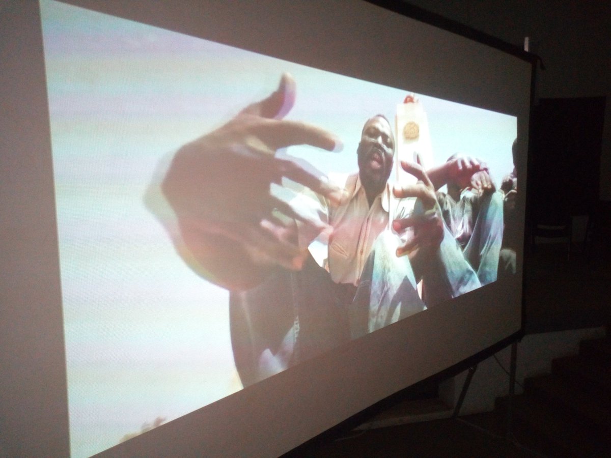SamerouDiallo's tweet photo. Hommage à Hamidou #Valian du groupe qu'on sonne voix ailes du #Burkina. Journée internationale de Slam a la bibliothèque nationale de Bamako. Merci a #Cinedroitlibre pour les films et reportages que #Valian le Vaillant. https://t.co/TWH71t4CIU