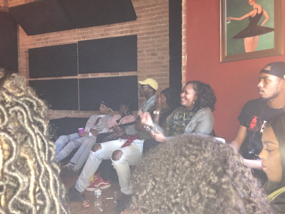 SwankPR's tweet photo. Everybody at @ClassickStudios watching and enjoying our client, @vontebomaye #DocumentaryScreening. #VonteBomaye #ClassickStudios #PopUpShop #Chicago #HipHop https://t.co/JYZapmNVKy