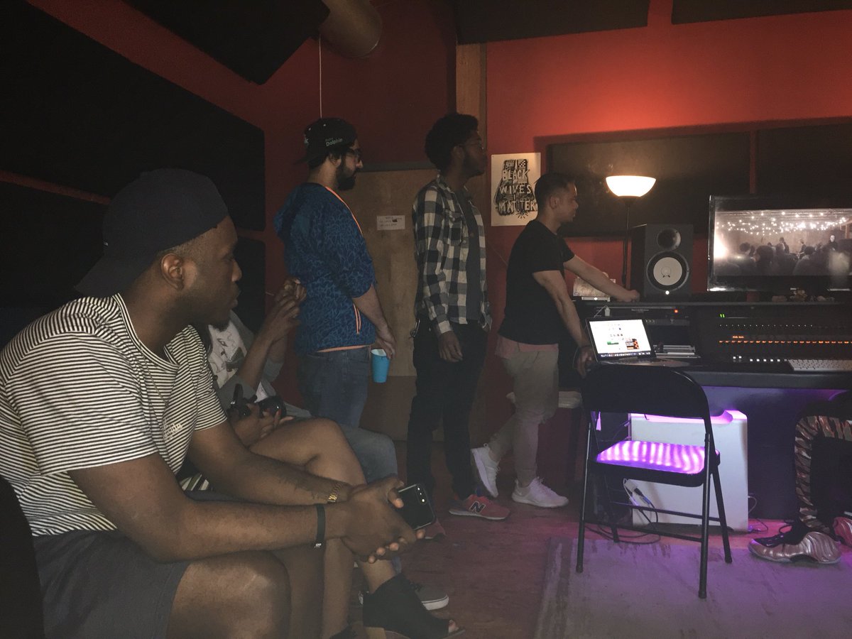 SwankPR's tweet photo. Everybody at @ClassickStudios watching and enjoying our client, @vontebomaye #DocumentaryScreening. #VonteBomaye #ClassickStudios #PopUpShop #Chicago #HipHop https://t.co/JYZapmNVKy