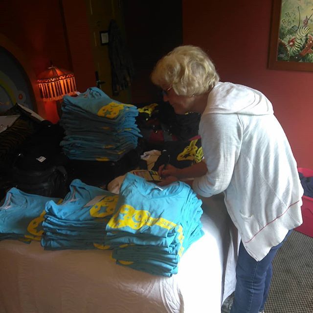 darrensennmusic's tweet photo. My mom is my roadie tonight, doing some inventory :) #alsden #alsdenresidency #pdx #detrimentaltendencies #beforetheworldblowsup #darrensenn #t https://t.co/HRXletZBUJ https://t.co/J9mJSMI1tO
