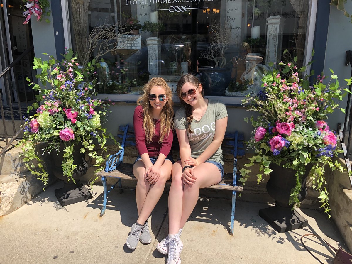 OmqVic's tweet photo. Great day in Naperville with my gorls 💕  @emilye_808 https://t.co/hR9DhfR45R